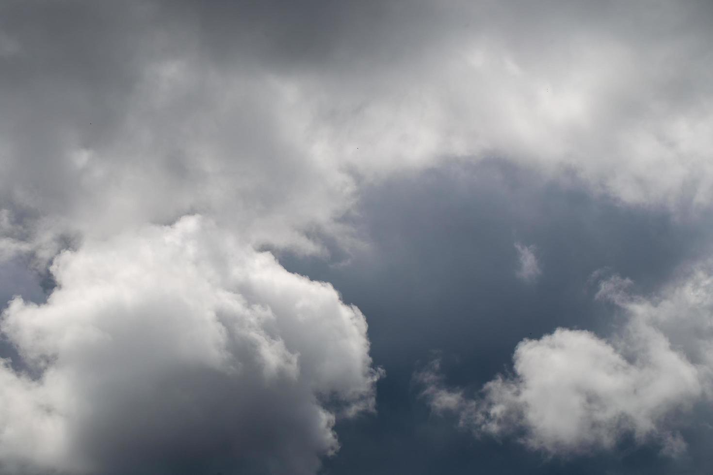 dramatischer Himmel mit stürmischen Wolken vor Regen und Gewitter foto