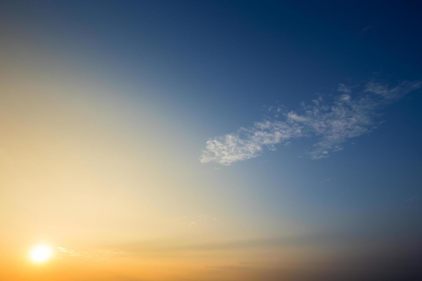 bunter dramatischer Himmel mit Wolke bei Sonnenaufgang. Himmel mit Sonnenhintergrund sun foto