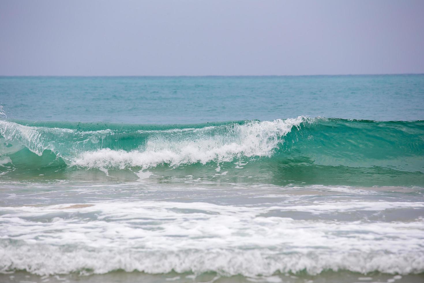 abstraktes blaues Meerwasser mit weißer Welle für den Hintergrund foto