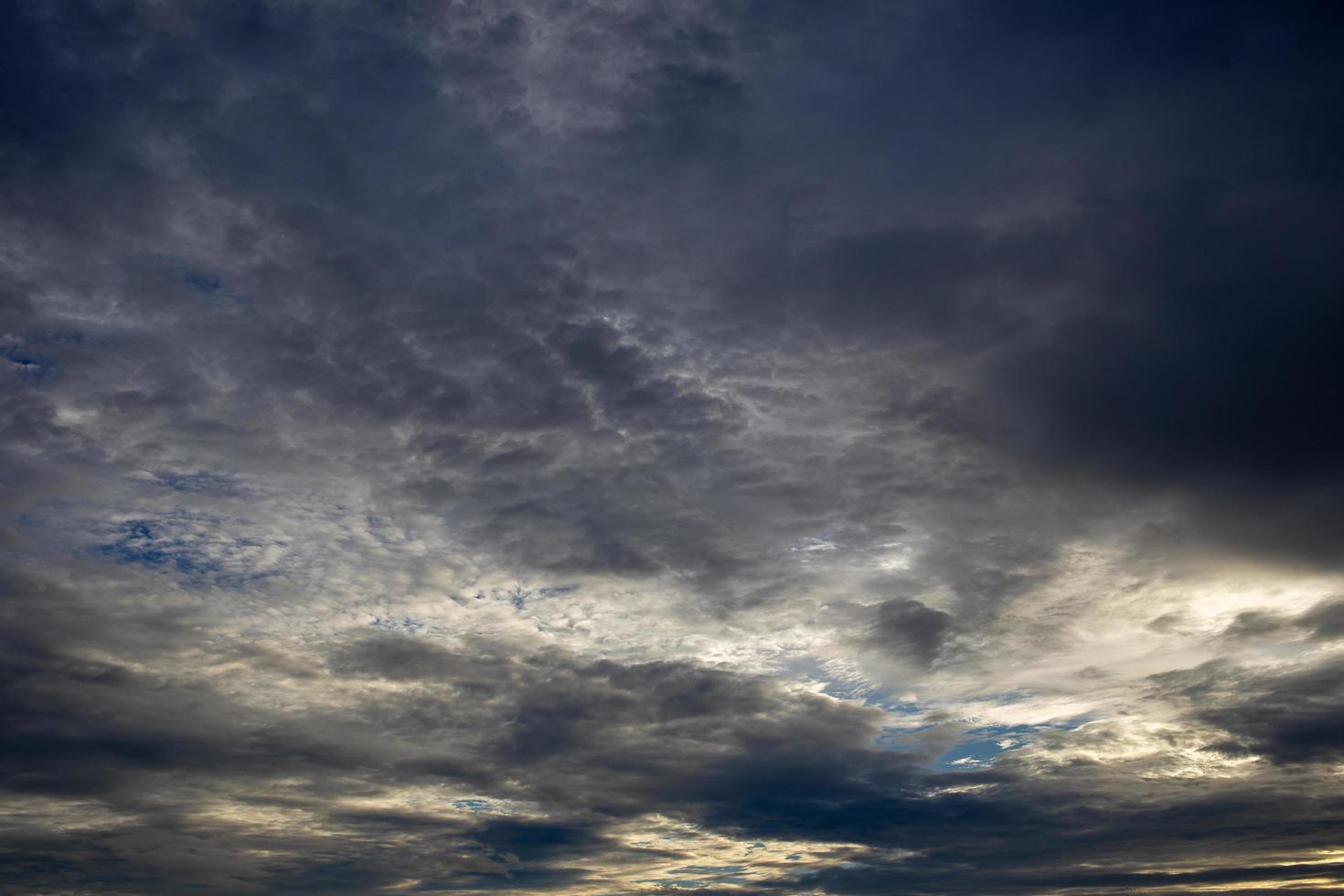 bunter dramatischer himmel mit wolke bei sonnenuntergang.himmel mit sonnenhintergrund foto