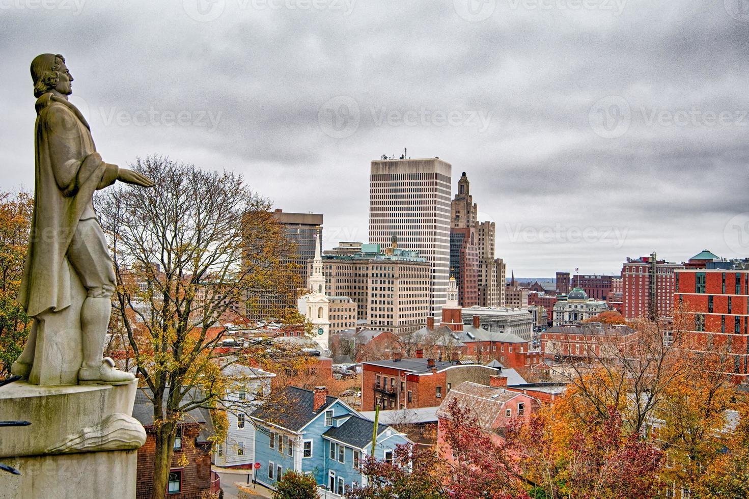 Providence Rhode Island Skyline an einem bewölkten, düsteren Tag foto