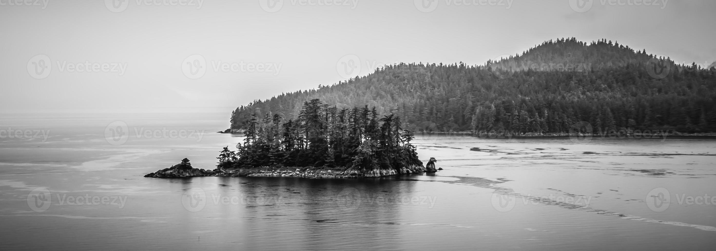 Alaska Natur und Bergkette mit Meereslandschaft im Juni foto