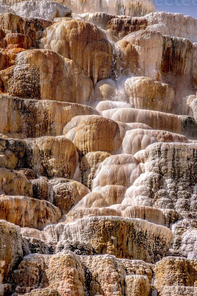 Travertinterrassen, riesige heiße Quellen, Yellowstone foto