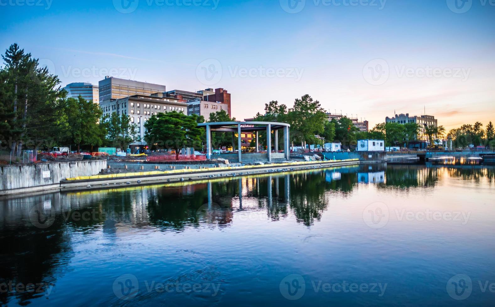 Spokane River im Park am Flussufer mit Uhrturm foto