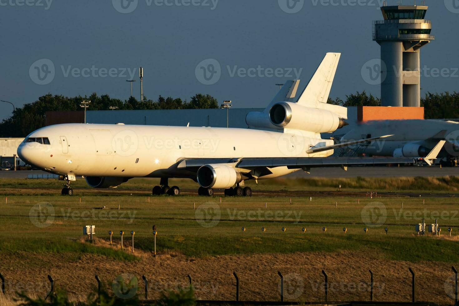 ohne Titel Ladung Flugzeug beim Flughafen. Luftfahrt Industrie und Flugzeug. Luft Transport und Flug Reise. International Transport. fliegen und fliegend. kreativ Fotografie. foto