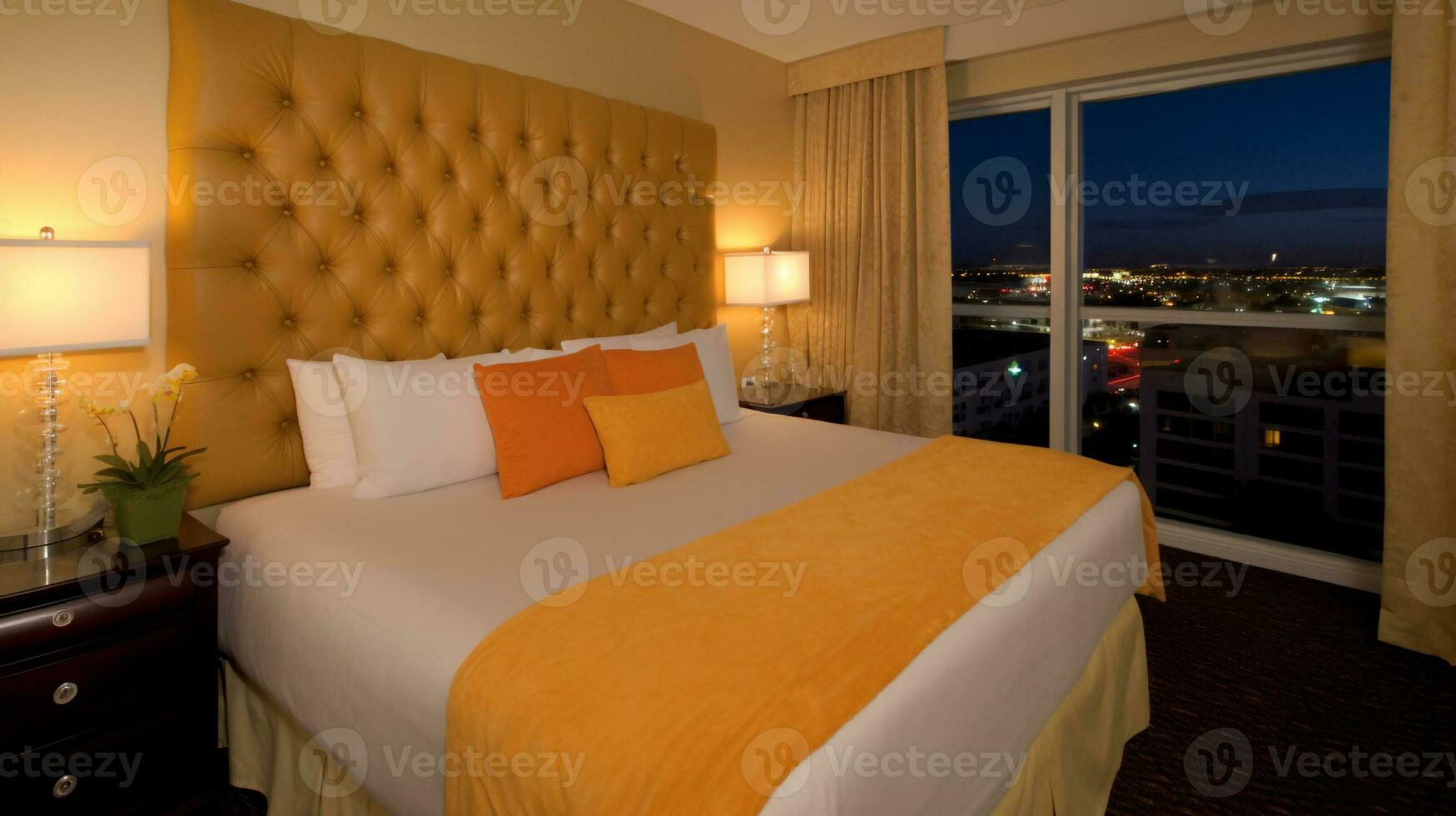 romantisch Rückzug gemütlich Schlafzimmer mit King-Size getuftet Bett und Sanft Beleuchtung, generativ ai foto