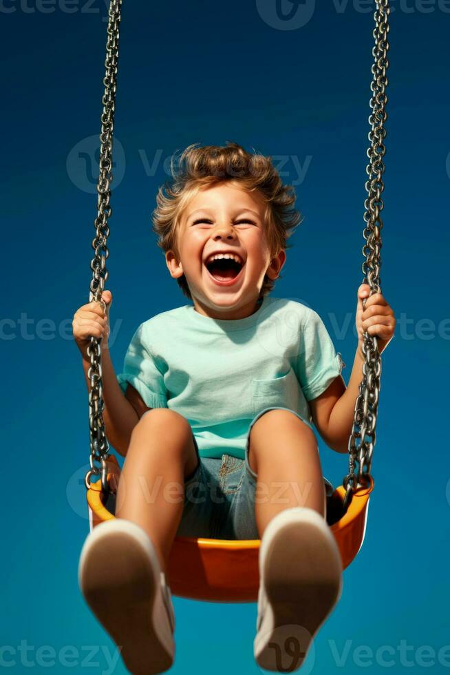 ein Kind Lachen auf ein schwingen Reiten isoliert auf ein Sommer- Gradient Hintergrund foto