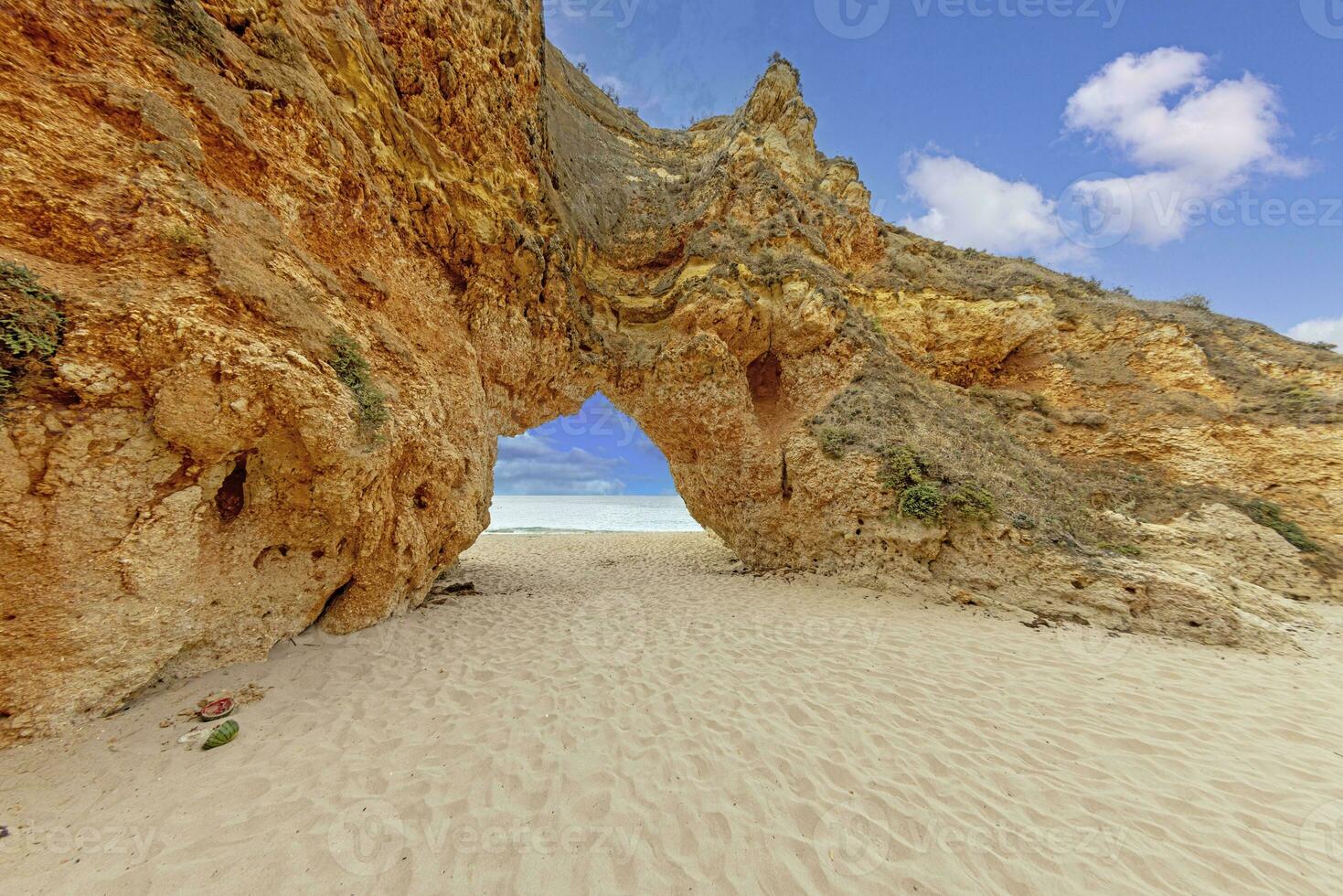 Panorama- Bild zwischen das Klippen beim Praia tun prainha auf das Portugiesisch Algarve Küste während das Tag foto