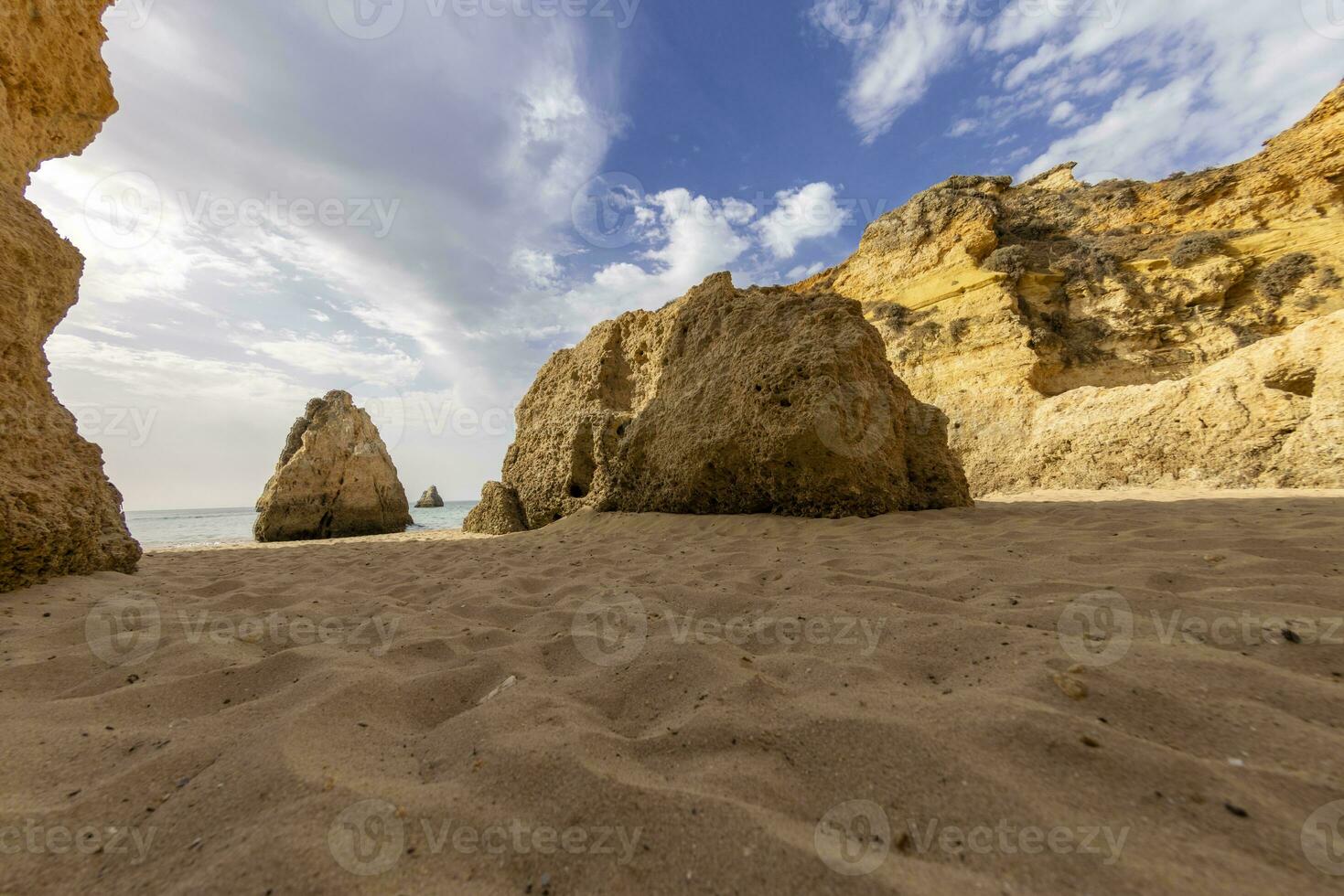 Panorama- Bild zwischen das Klippen beim Praia tun prainha auf das Portugiesisch Algarve Küste während das Tag foto