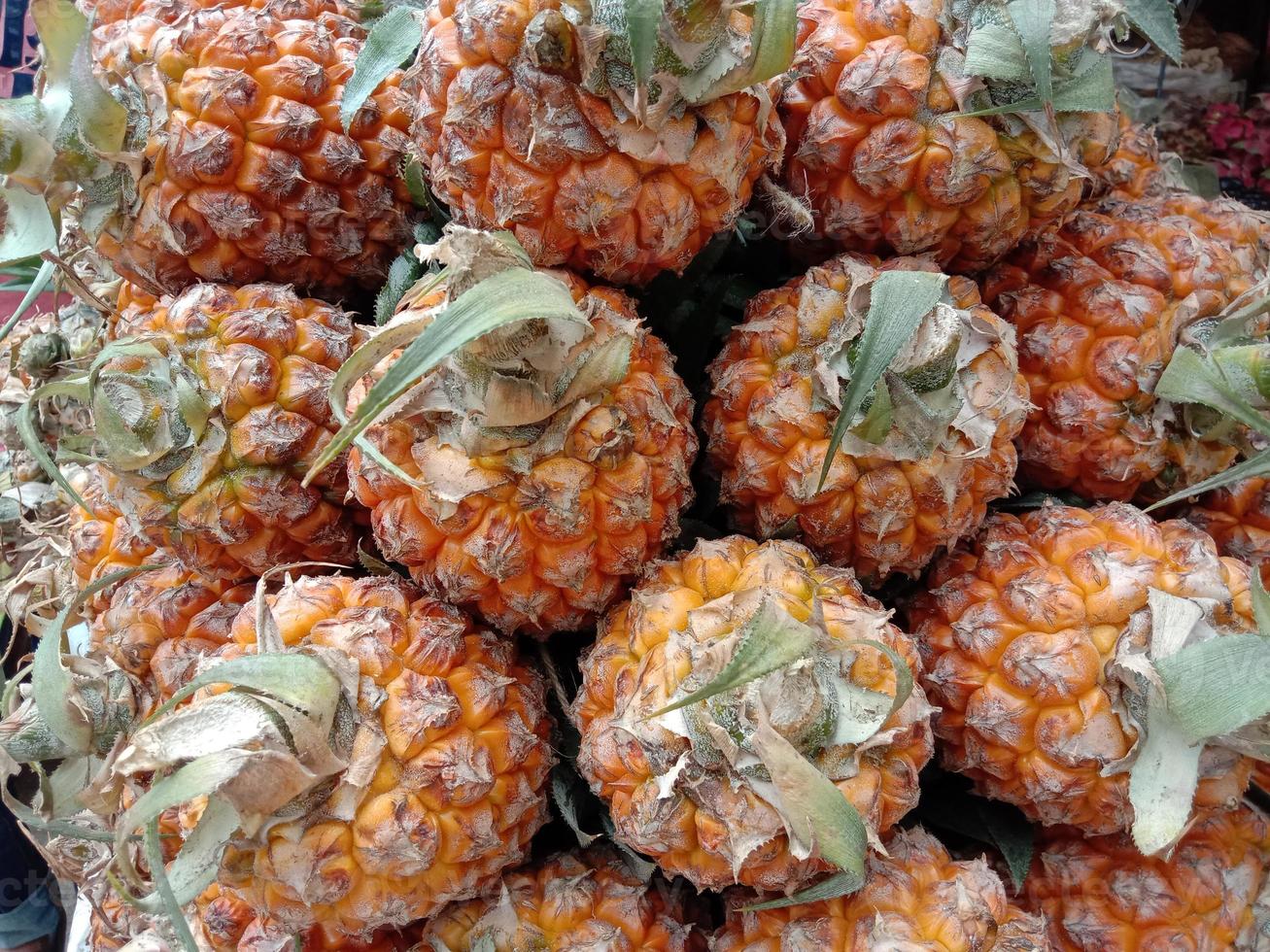 leckerer und gesunder orangefarbener Ananasfond foto