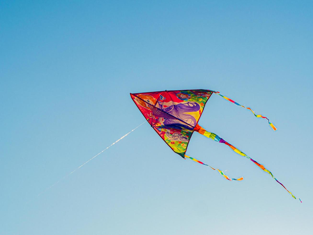 bunte Stadt fliegt in den windblauen Himmel foto