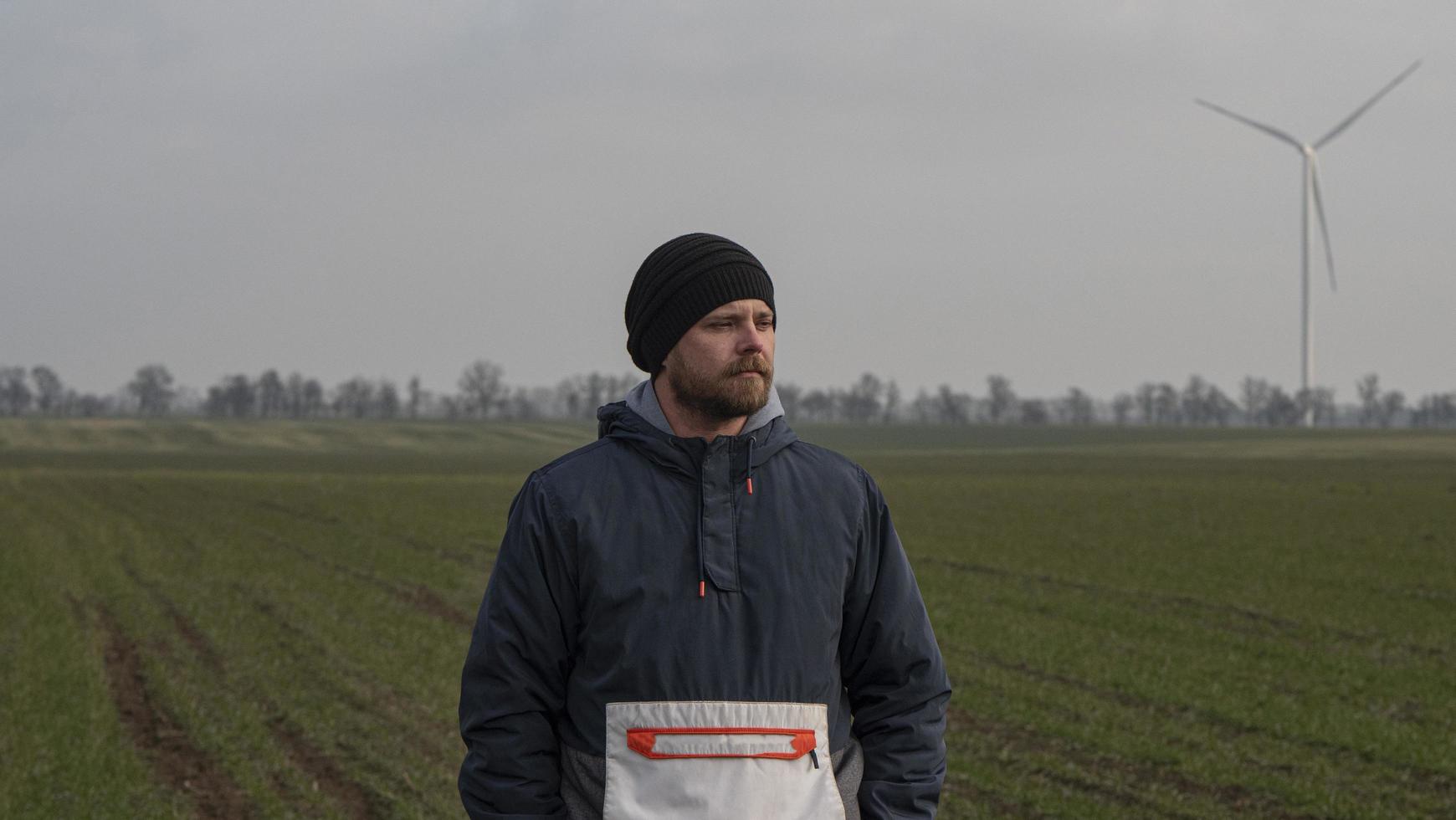 attraktiver blauhaariger Mann mit Bart in Strickmütze in foto