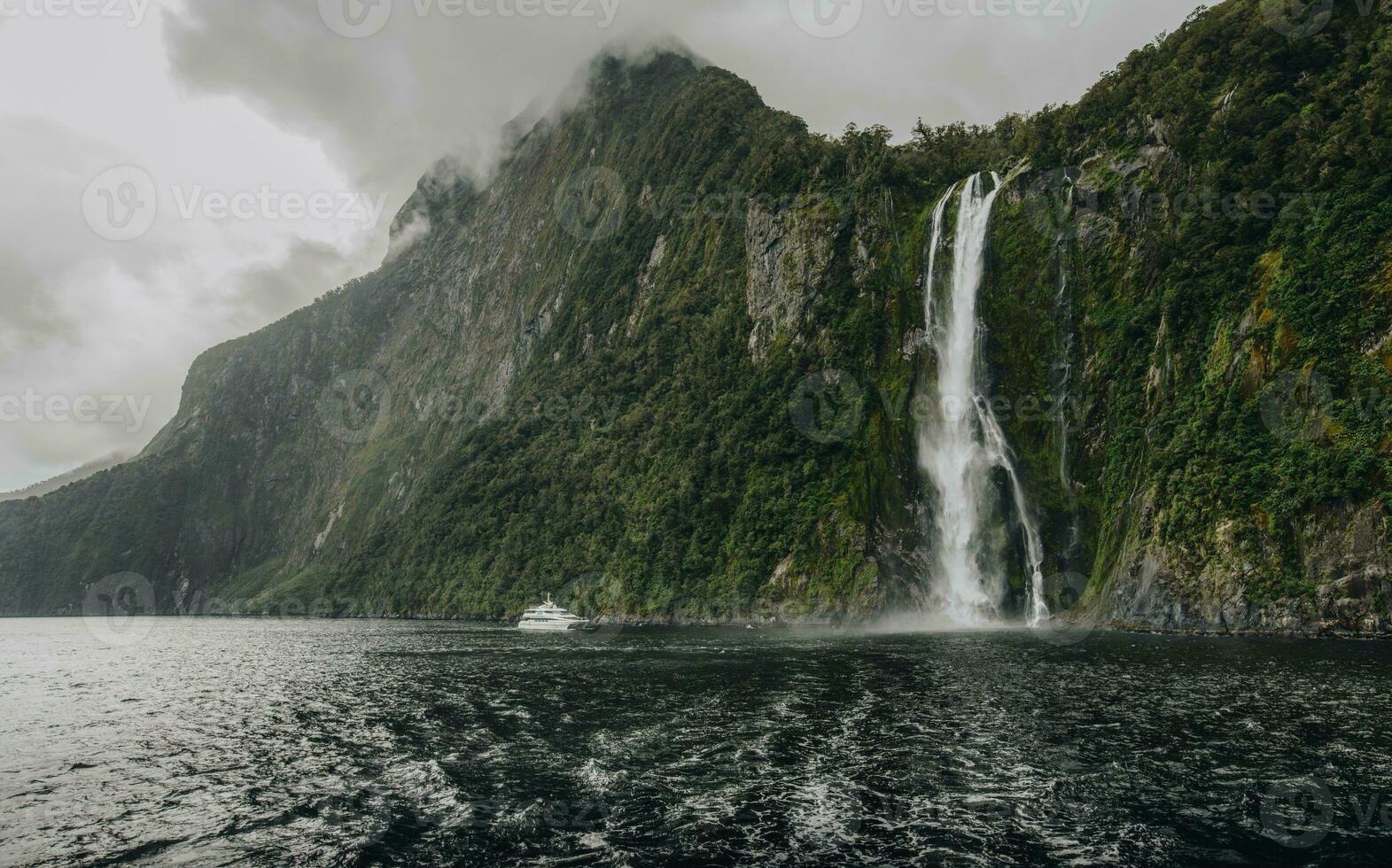 Stirling Stürze ein ikonisch Wasserfälle im Milford Klang, Neu Neuseelands die meisten spektakulär natürlich Attraktion im Süd Insel von Neu Neuseeland. foto