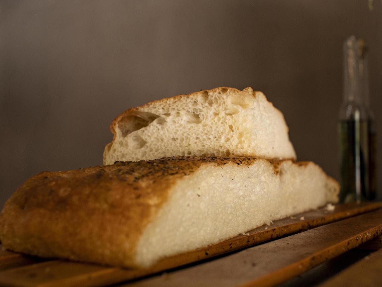 Ciabatta auf einer Holzoberfläche. Italienisches Brot. rühren. Focaccia foto