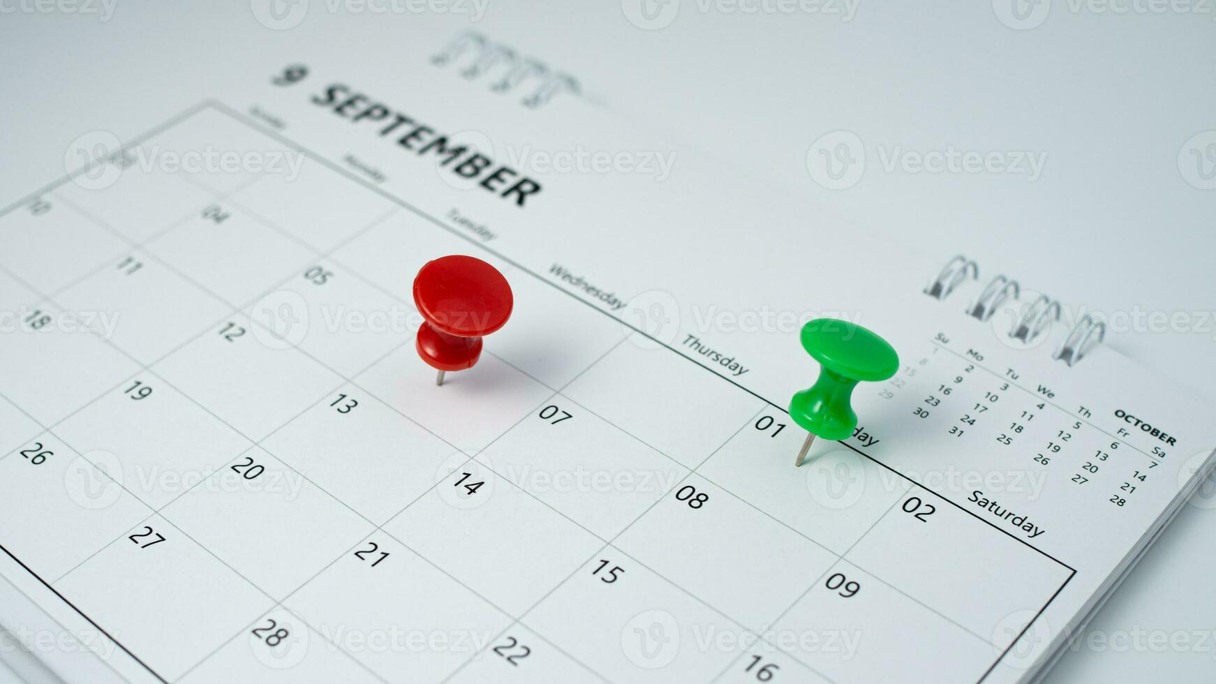 feststecken zu das Kalender es repräsentiert Termine, Treffen Erinnerungen, Planung zum Geschäft Treffen und Reise Planung Konzepte. foto