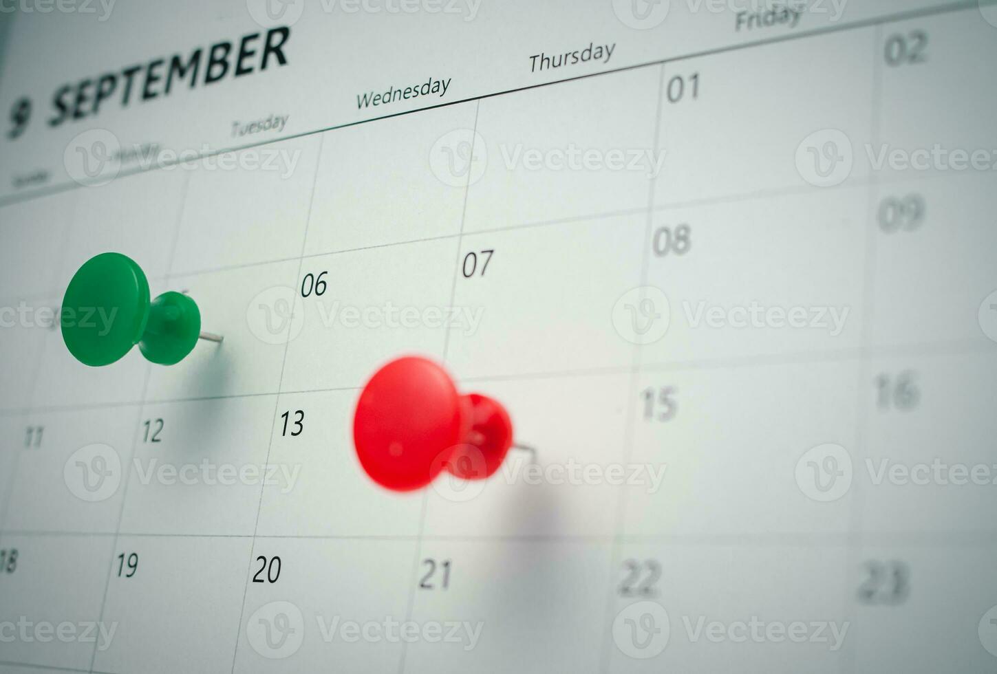 feststecken zu das Kalender es repräsentiert Termine, Treffen Erinnerungen, Planung zum Geschäft Treffen und Reise Planung Konzepte. foto