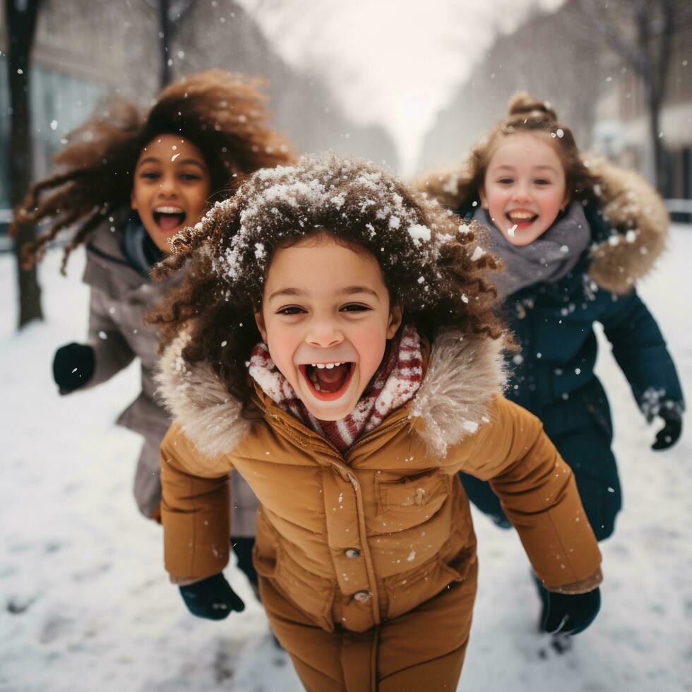 aufgeregt freunde spielen im das Schnee foto