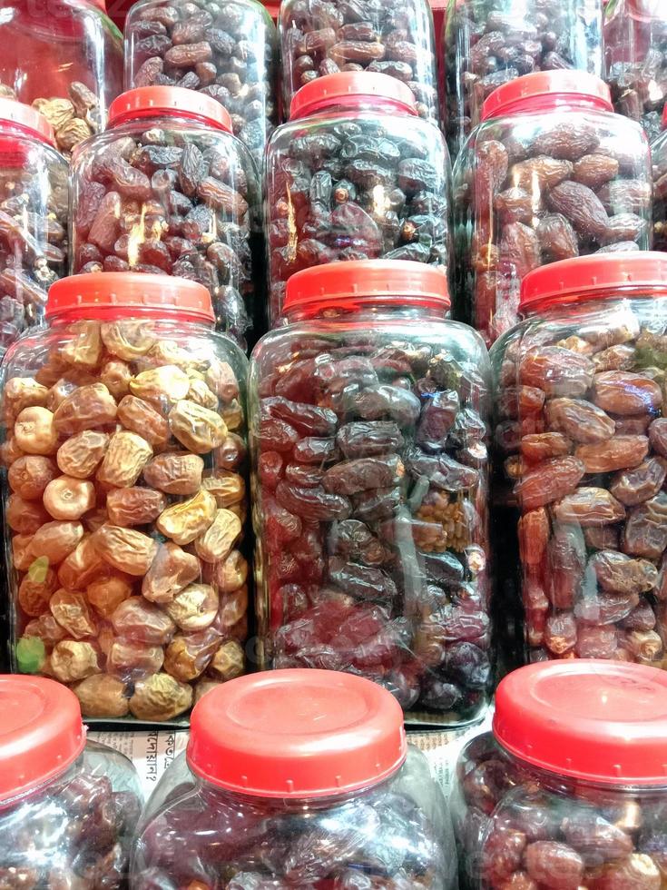 Dattelvorrat auf Flasche im Shop für Ramadan foto