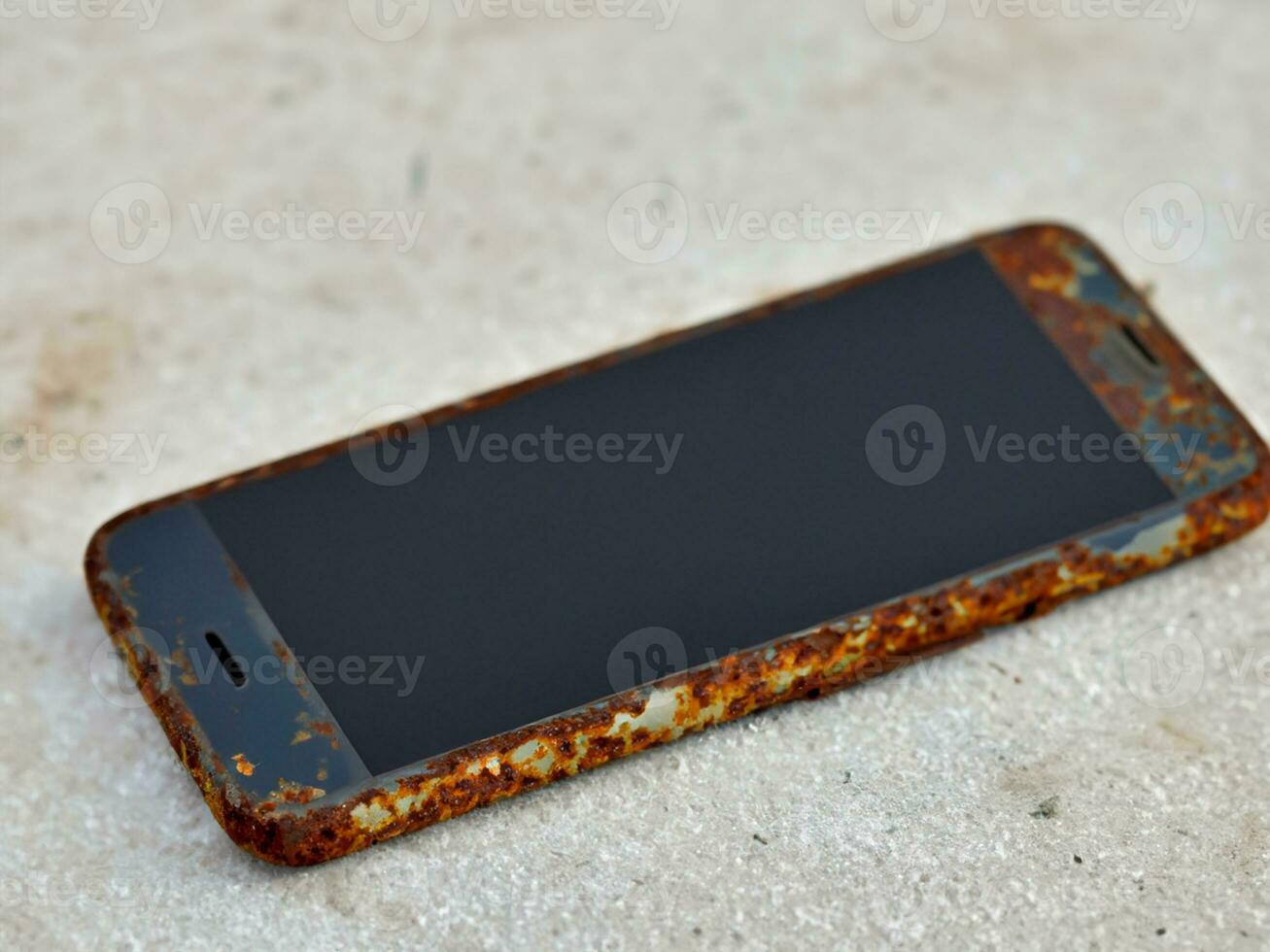 alt Handy, Mobiltelefon Telefon mit gebrochen Bildschirm auf das Beton Fußboden foto