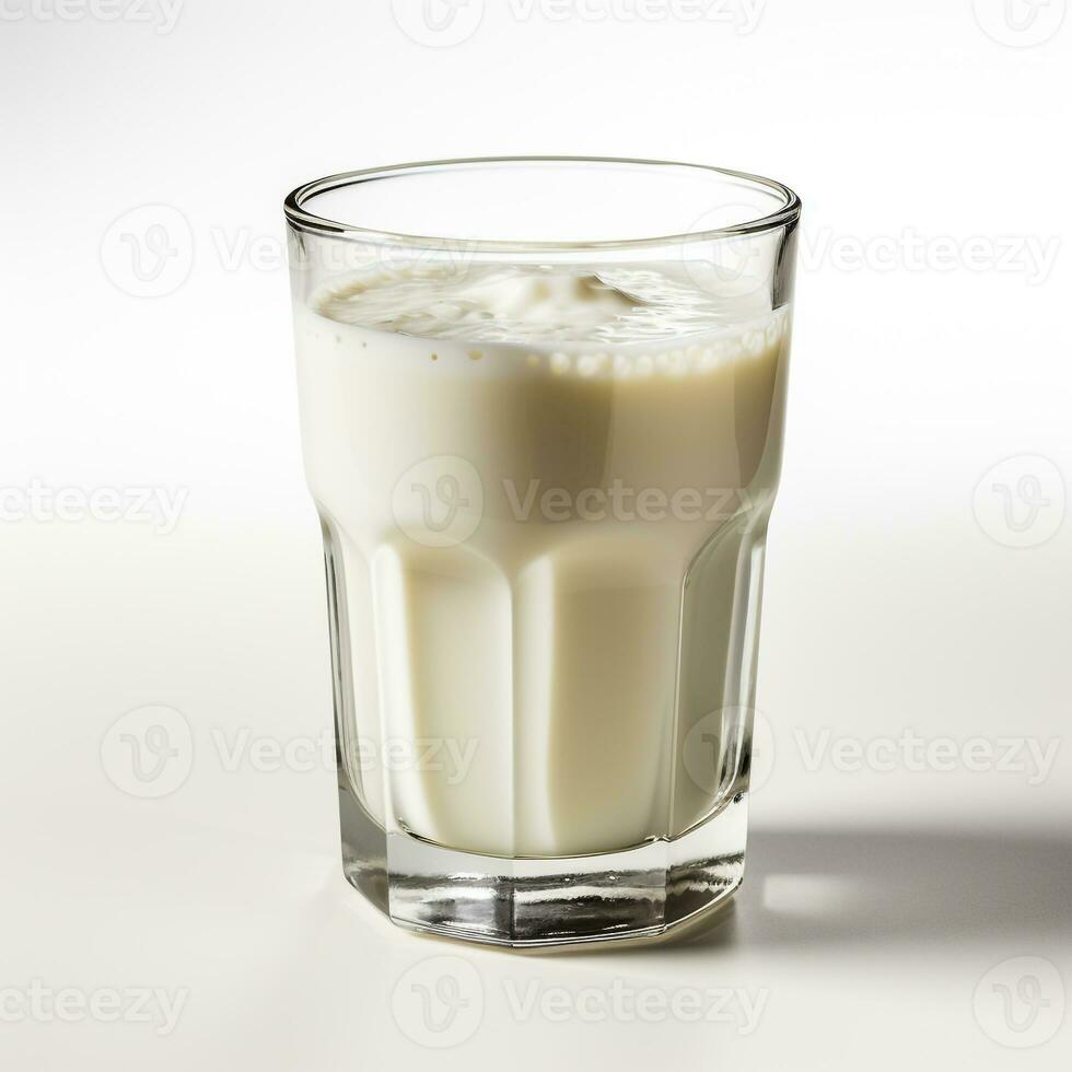 ein Glas von frisch rein Weiß Milch ai foto