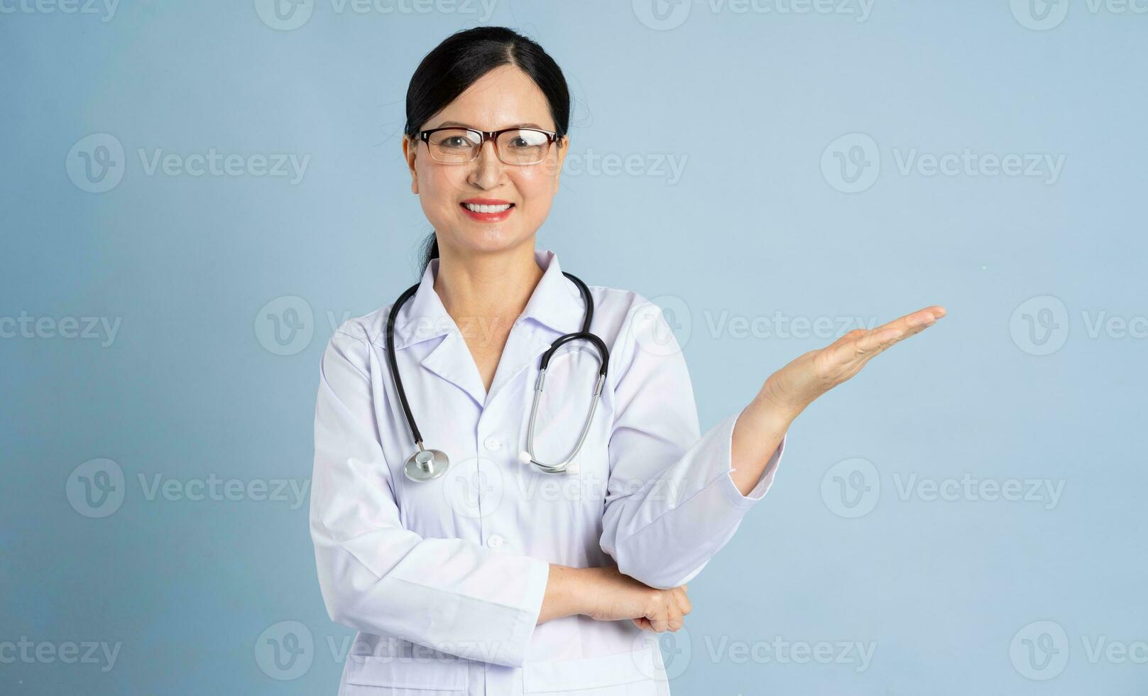 Porträt von ein weiblich Arzt foto