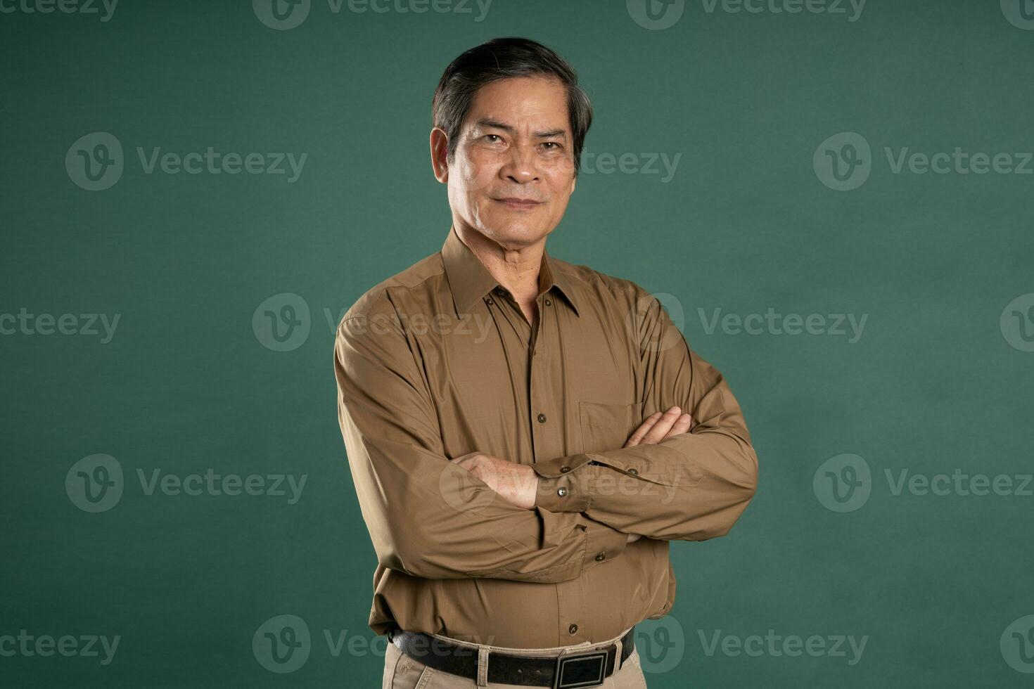Porträt von Mitte alt asiatisch Mann posieren auf Blau Hintergrund foto