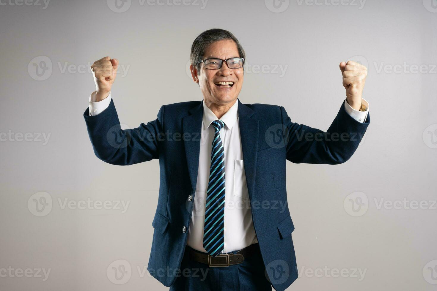 Porträt von ein Alten asiatisch Geschäftsmann, posieren auf ein Blau Hintergrund foto