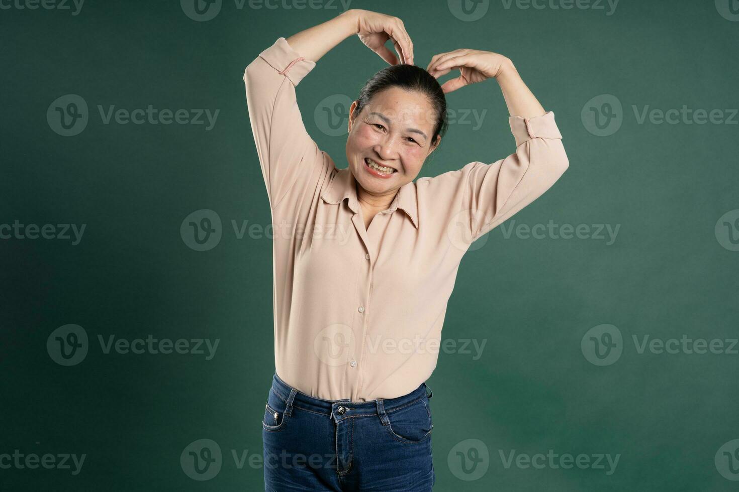 Gangang mittleren Alters asiatisch weiblich Porträt posieren auf Blau Hintergrund foto