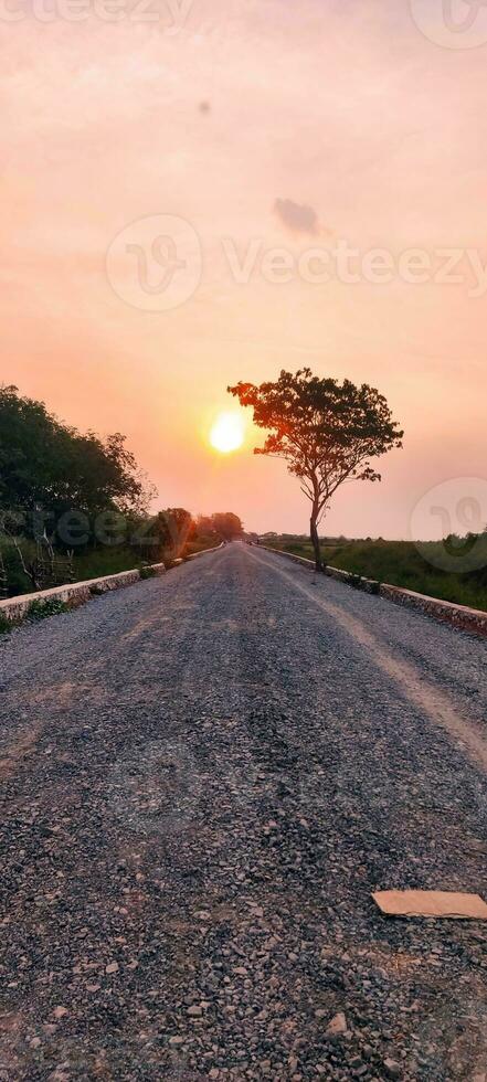 felsig Straße und Sonnenuntergang foto