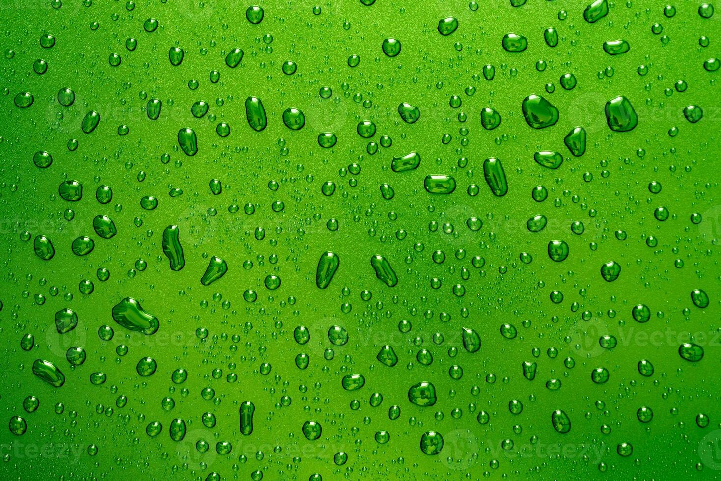 Eis kalt Wasser Tropfen auf Grün Glas abstrakt Hintergrund foto