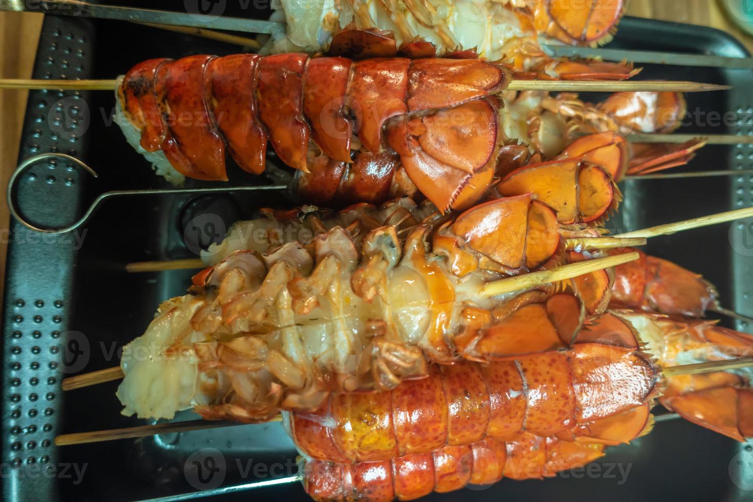 Hummerschwänze gegrillt zum Abendessen auf dem Grill foto