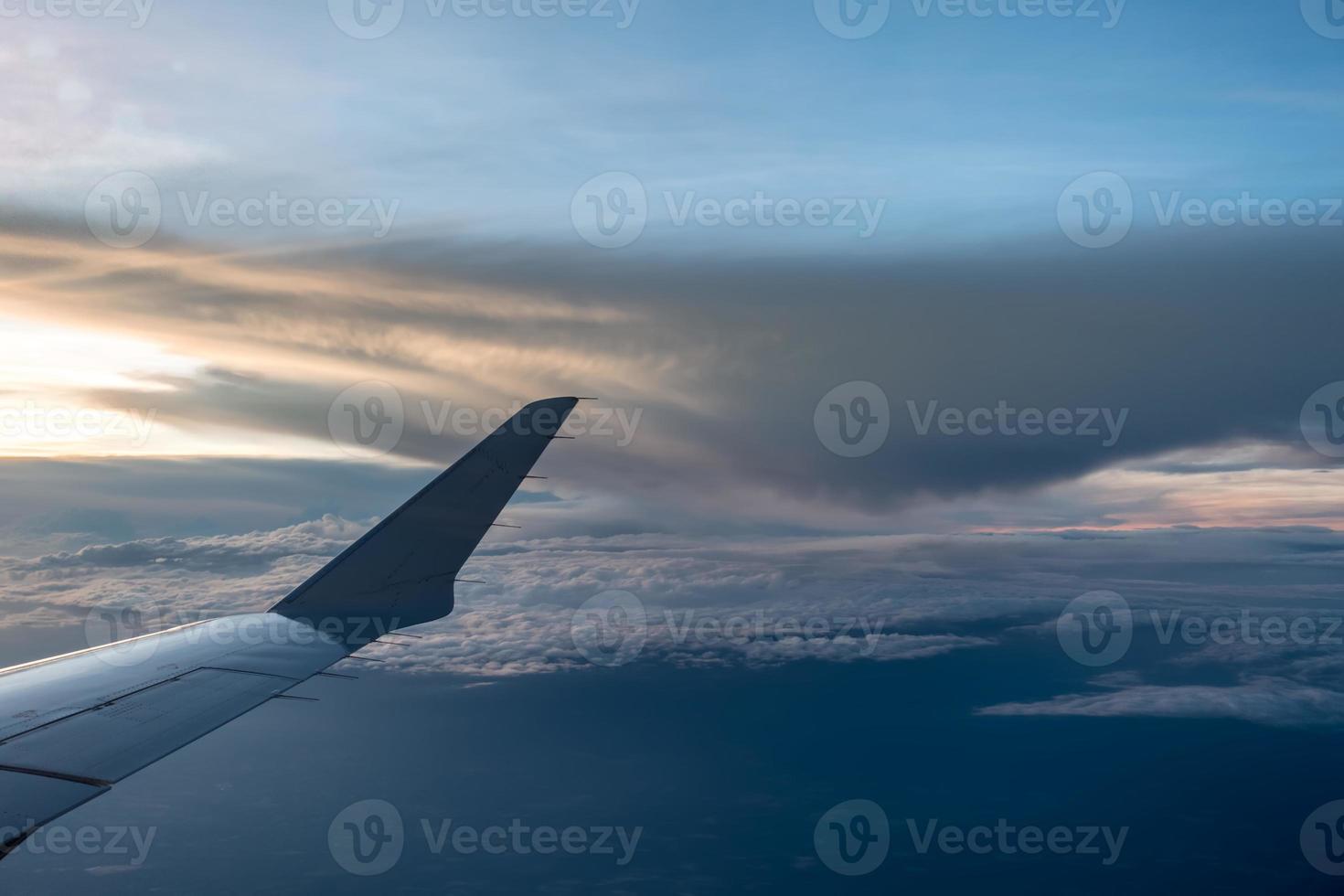 Blick auf den Sonnenuntergang aus dem Flugzeugfenster foto