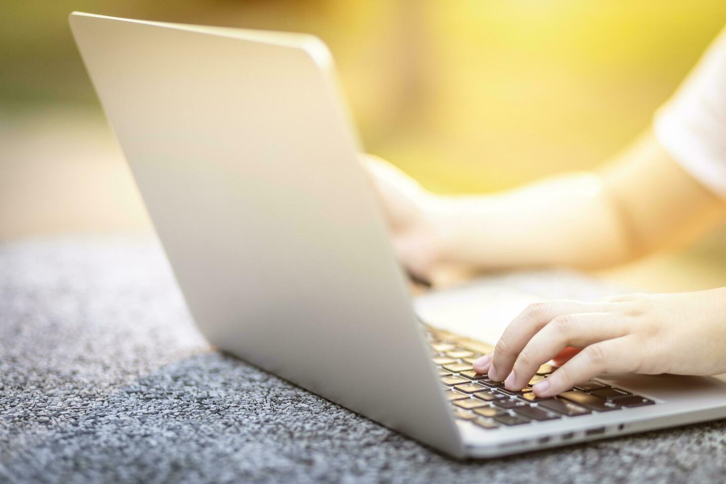 Nahansicht von Geschäft weiblich Arbeiten mit Laptop und Smartphone im beim das Park auf Büro draussen. foto