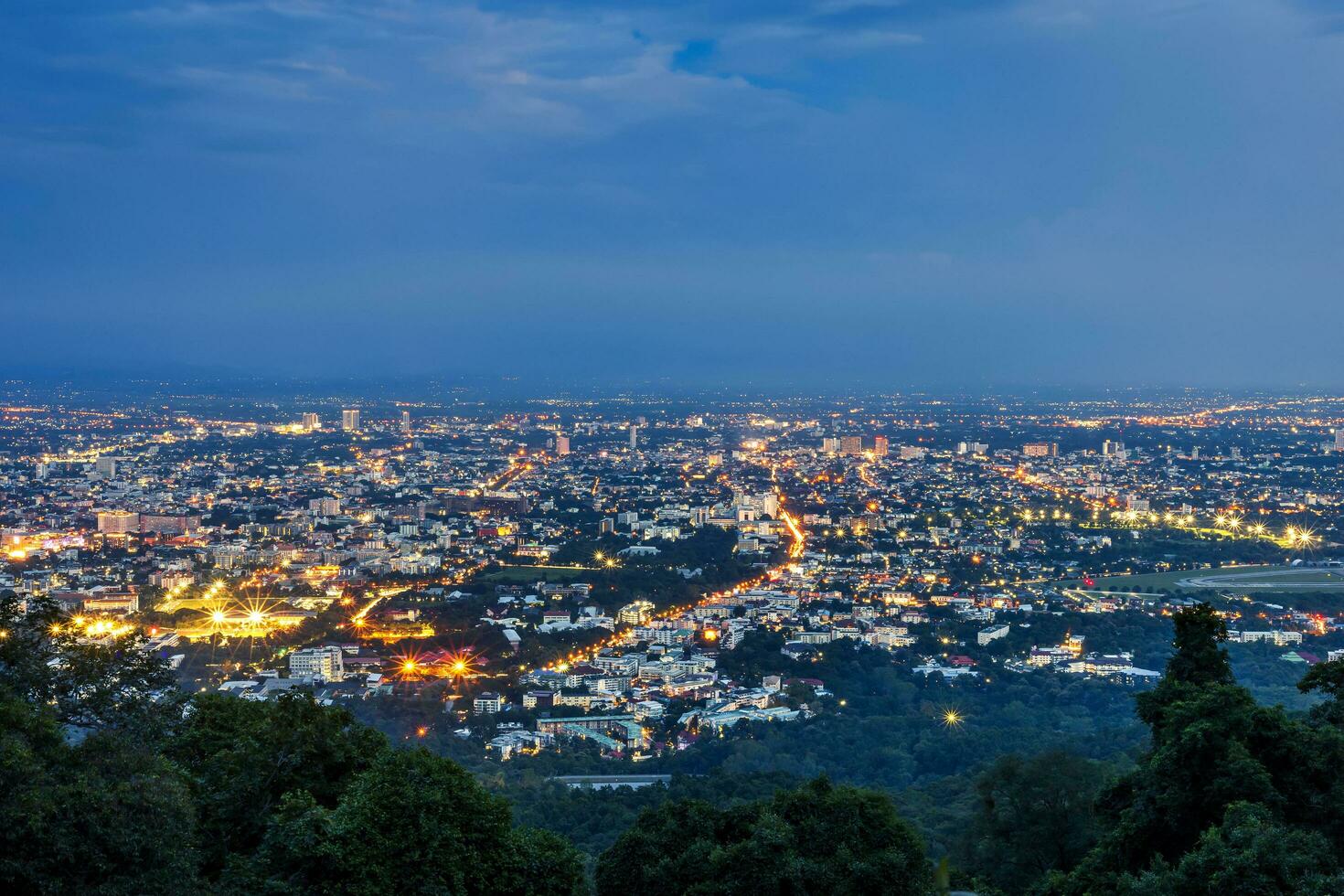 Aussicht Stadtbild Über das Stadt Center von Chiang mai, thailand beim Dämmerung Nacht. foto