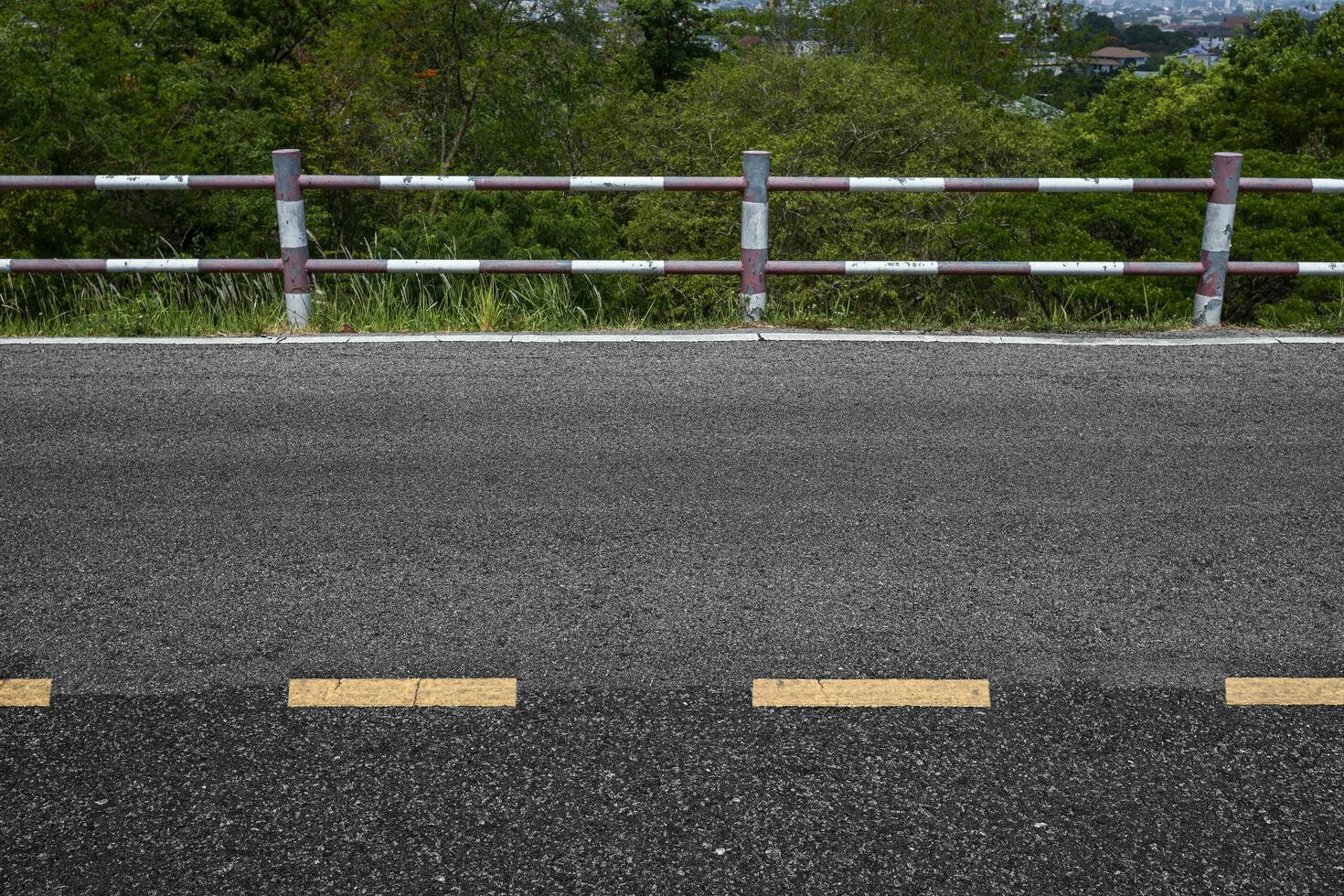 ländlich Straße mit Stile Markierung Linien Weiß Streifen Textur Hintergrund. foto