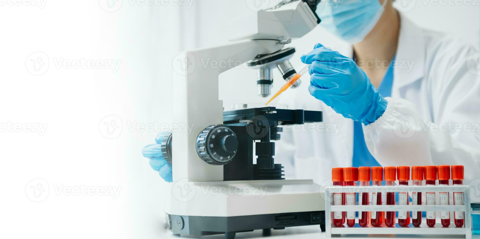 modern medizinisch Forschung Labor. weiblich Wissenschaftler Arbeiten mit Mikro Pipetten Analysieren biochemisch Proben, fortgeschritten Wissenschaft chemisch Labor foto
