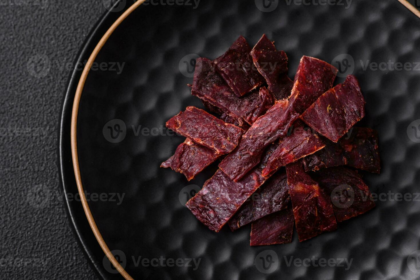 köstlich getrocknet Kalbfleisch oder Truthahn ruckartig mit Salz, Gewürze und Kräuter foto