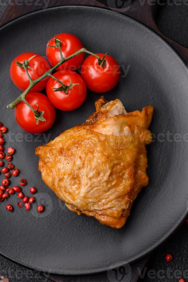 köstlich gegrillt Hähnchen Oberschenkel mit Salz, Gewürze und Kräuter foto