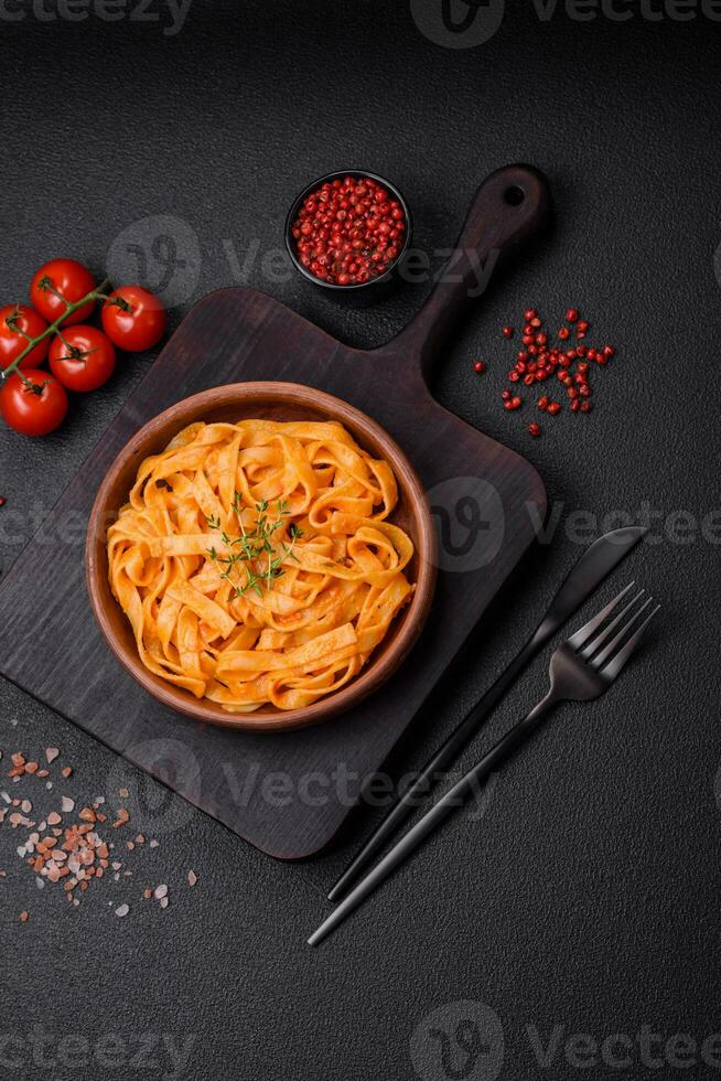 köstlich frisch Pasta mit Pesto Soße, Salz, Gewürze und Kräuter auf ein Keramik Teller foto