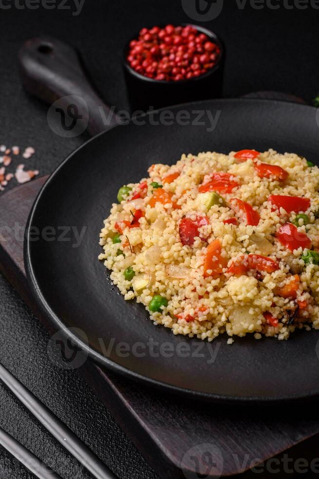 köstlich Couscous Haferbrei mit Würfel von gegrillt Gemüse mit Salz- und Gewürze foto