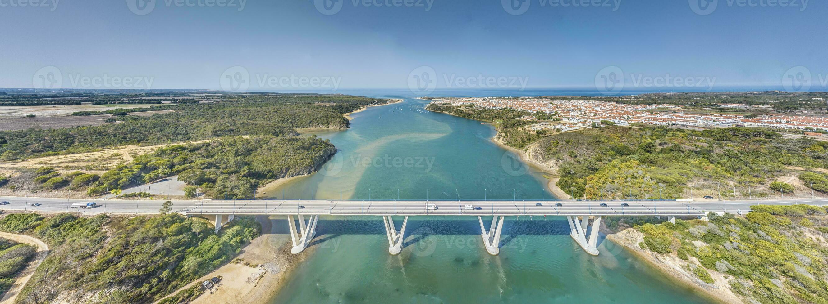 Panorama- Aussicht von das Autobahn Brücke Über das Rio mira in der Nähe von das Stadt, Dorf von bairro monte vistoso foto