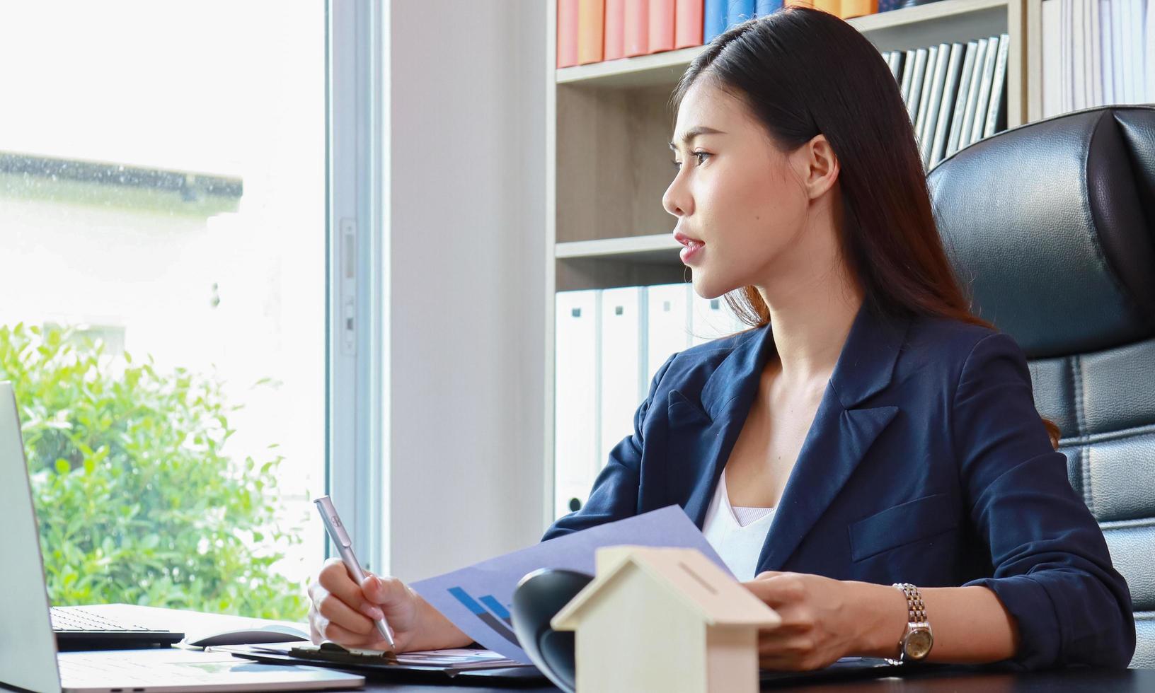 Geschäftsfrau sitzt im Büro arbeiten foto