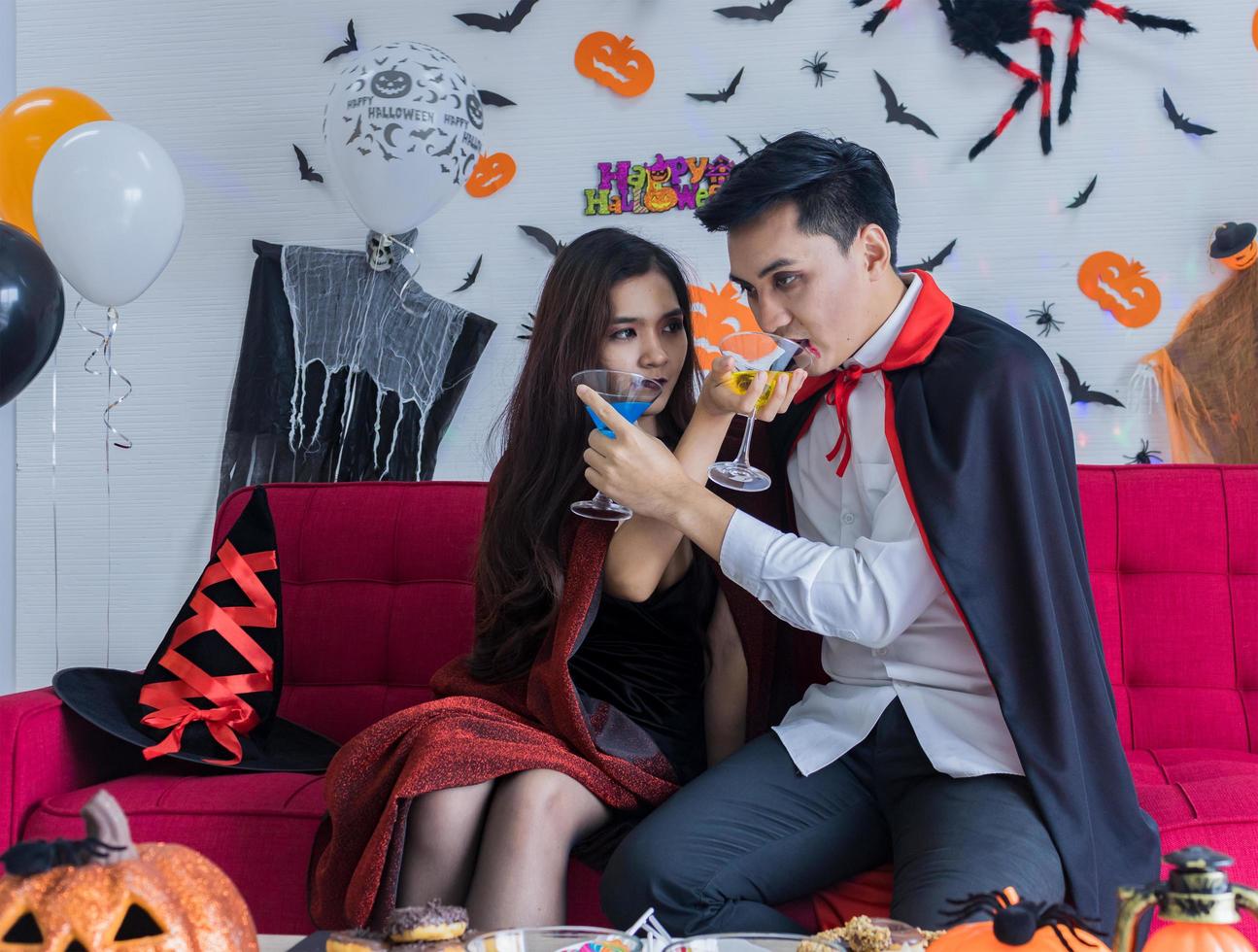 paar junge männer haben spaß beim trinken und feiern die halloween-party foto