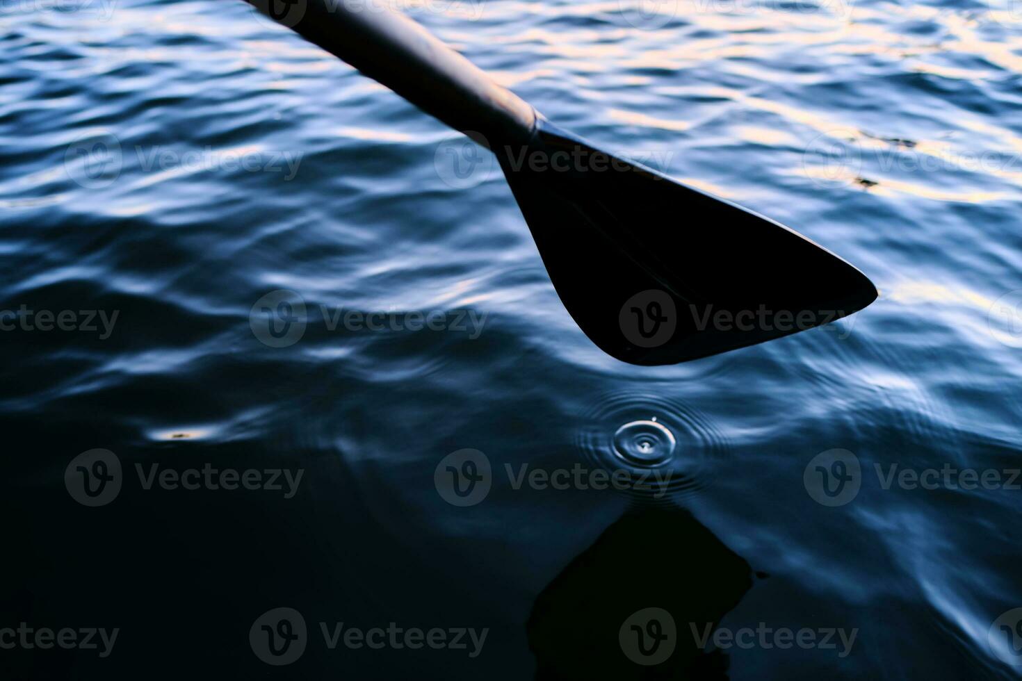 Nahansicht von ein Ruder gegen das Wasser. foto