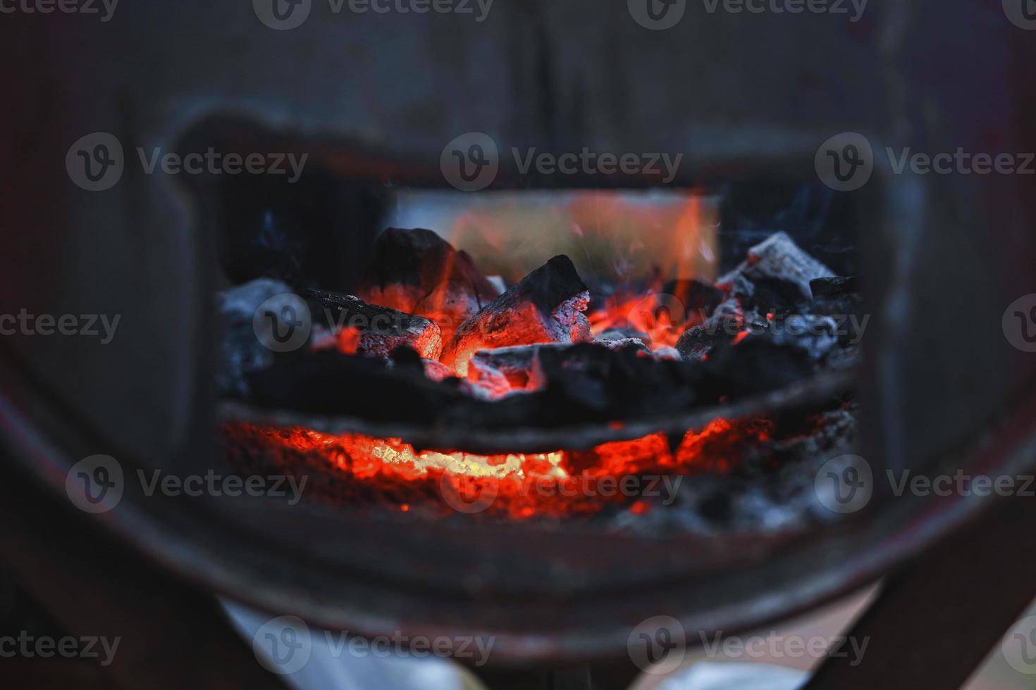 Nahaufnahme von Feuerholzkohle im Herd zum Kochen und Grillen von Speisen oder Grillen foto