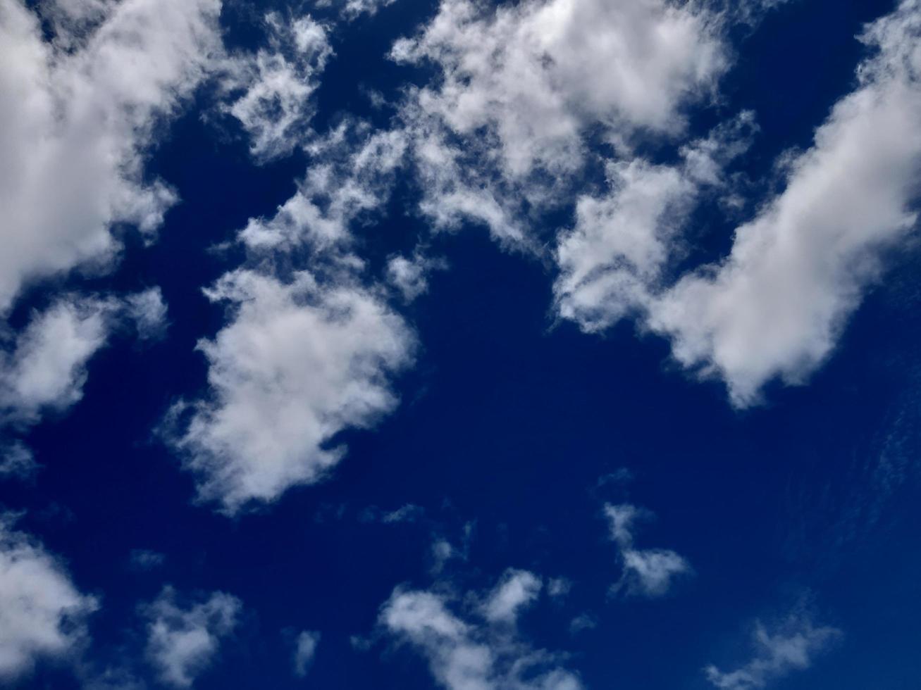 blauer Himmel mit weißen Wolken. der weite blaue Himmel und Wolkenhimmel. der Himmel an einem klaren Tag foto