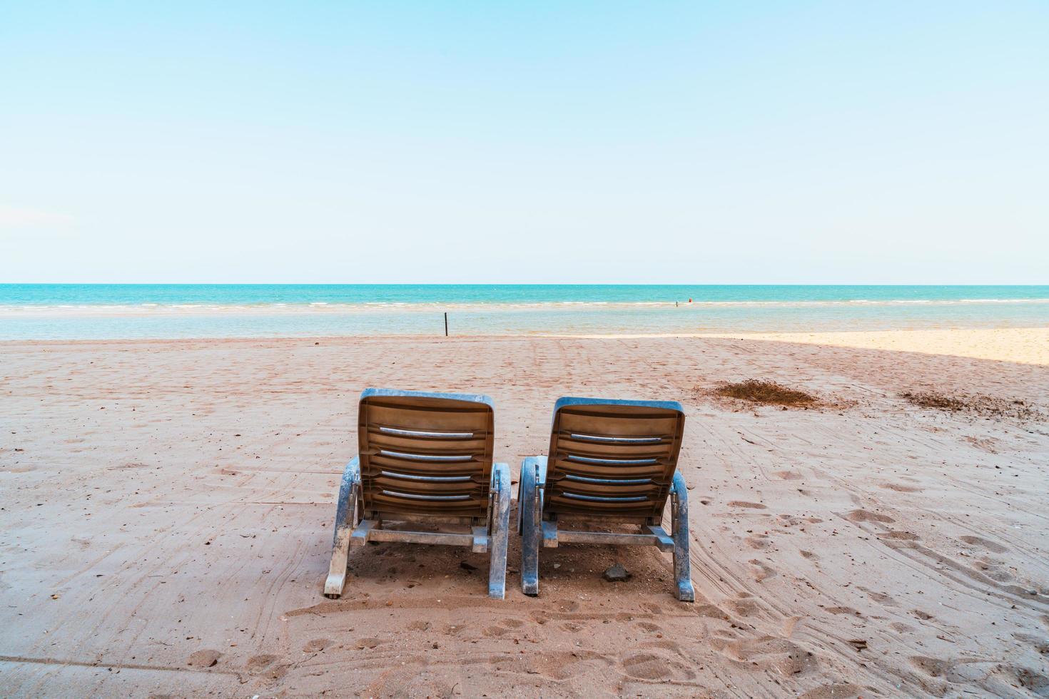 leerer Strandkorb auf Sand mit Ozean-Meer-Hintergrund foto