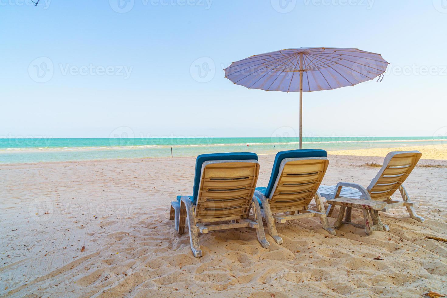 leerer Strandkorb auf Sand mit Ozean-Meer-Hintergrund foto