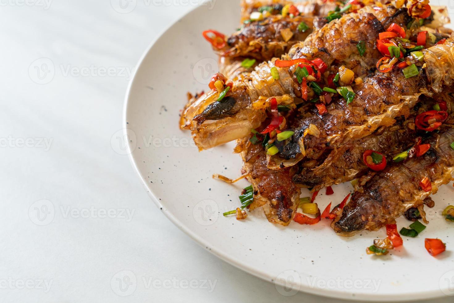 gebratene Fangschreckenkrebse oder Krebse mit Chili und Salz. foto