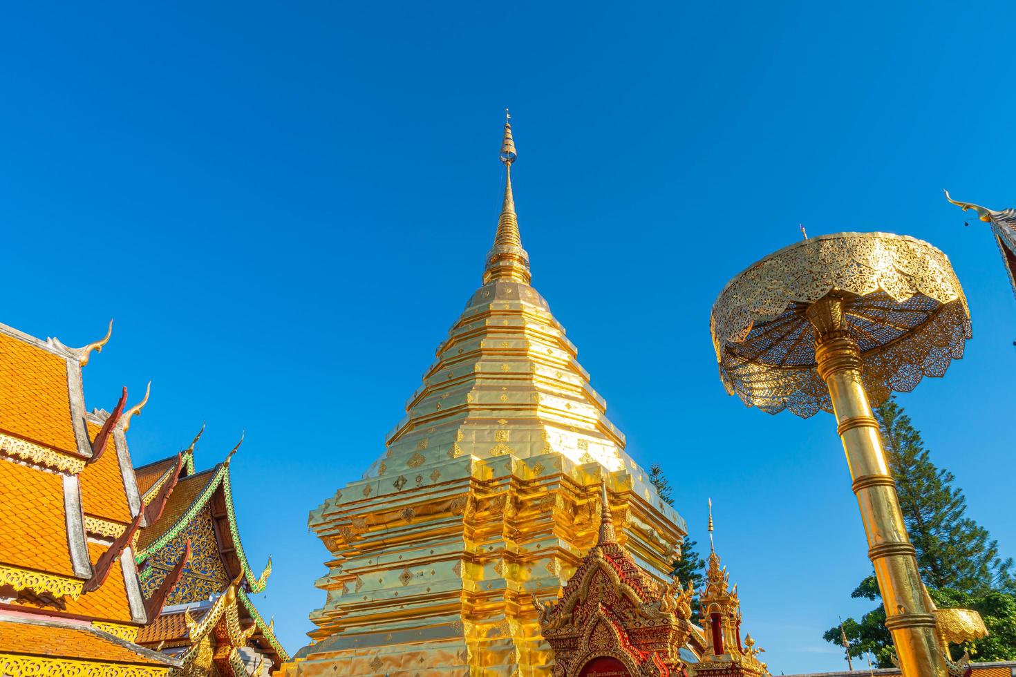 schöner goldener berg am tempel von wat phra, der doi suthep in chiang mai, thailand. foto